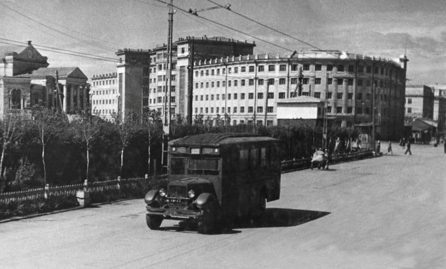 Улица Спартака. Слева — театр имени С. Цвиллинга (Народный дом), на заднем плане — гостиница «Центральная». 1945 год. Административное здание на улице Воровского, 2 в Челябинске, построенное в 1934 году, является важной частью архитектурного ансамбля центральной площади города. Проект разработал московский архитектор И. Ипполитов. Здание, выполненное в стиле конструктивизма, изначально имело строгий фасад, который в середине 1930-х годов был украшен декоративными элементами.