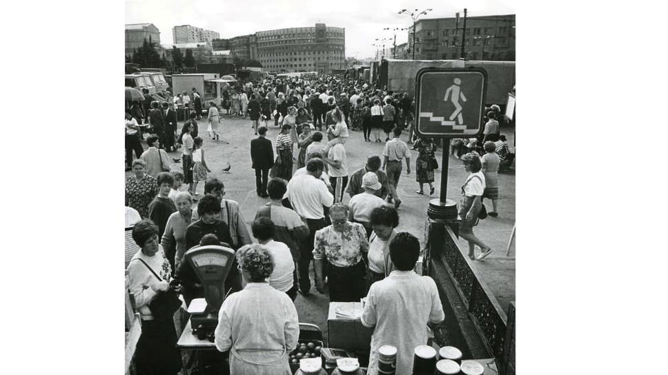 Муниципальная ярмарка на площади Революции в Челябинске. 1995 год. 23 июня 1993 года в связи с многочисленными пожеланиями населения города постановлением главы администрации города Челябинска В. М. Тарасова на площади Революции была учреждена городская муниципальная ярмарка. В то время важно было обеспечить горожан продуктами питания и сохранить приоритет для торговли сельским товаропроизводителям. Ярмарка действовала до начала строительства подземного торгового комплекса «Никитинский» в 1997 году.