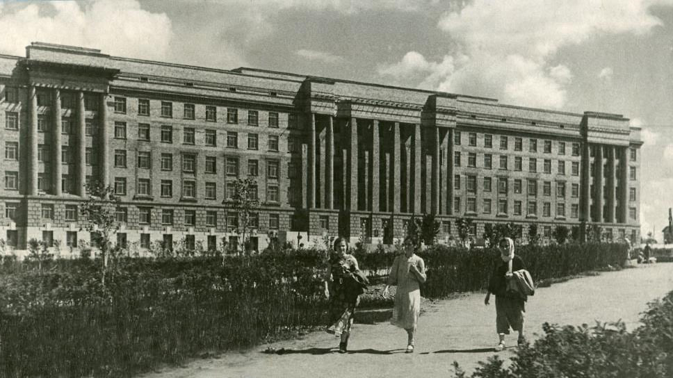 Управление Южно-Уральской железной дороги на площади Революции. 1945 год. Здание, построенное в 1942 году по проекту архитектора Бориса Помпеева, стало важной частью архитектурного облика площади Революции. Сотрудники железной дороги окончательно переехали в новое здание к 1 мая 1943 года. До этого, с 1934 по 1942 год, администрация железной дороги располагалась по адресу улица Воровского, 2. Новый комплекс имел объем помещений 50 тыс. куб. м, а сметная стоимость строительства составила 4 млн руб. Здание выполнено в стиле неоклассицизма, что предопределило его влияние на застройку площади Революции.