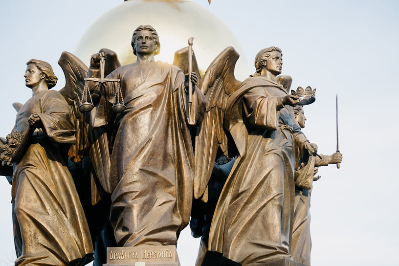 Каждая из фигур семи архангелов весит от 3 до 3,5 т