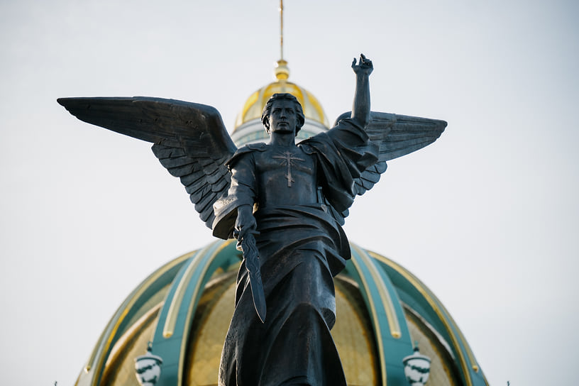 Монумент высотой почти 17 м венчает скульптуры архангела Михаила. Его &quot;рост&quot; составляет 5 м, а вес 5 т
