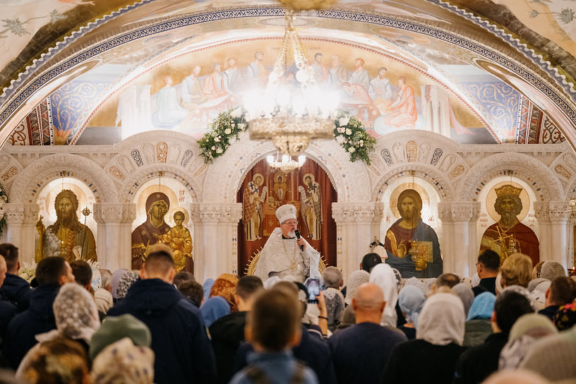 Открытие монумента приурочили к церковному празднику Собора архистратига Михаила, посвященному чествованию всех ангельских чинов. В честь этого в кафедральном соборе прошла литургия