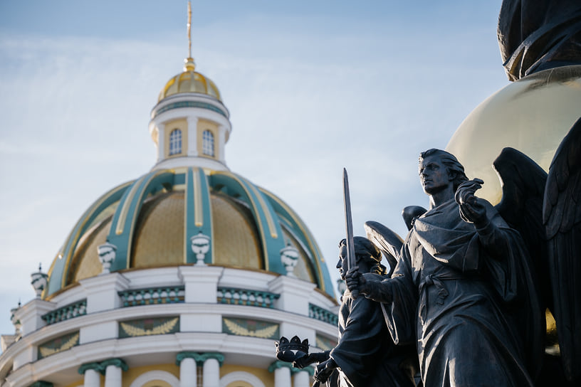 Памятник расположен на прихрамовой территории челябинского кафедрального собора Рождества Христова 