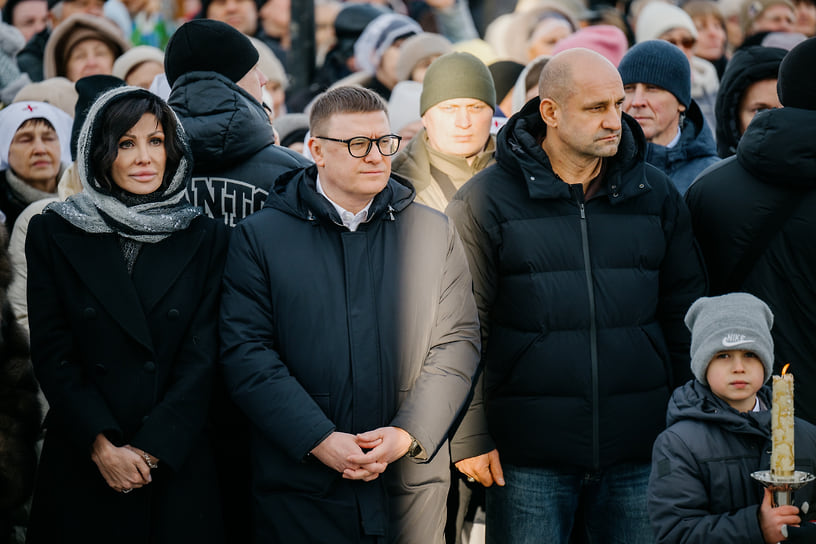Полномочный представитель президента РФ в Уральском федеральном округе Артем Жога (справа) и губернатор Челябинской области Алексей Текслер (слева) с супругой Ириной пришли на открытие памятника 