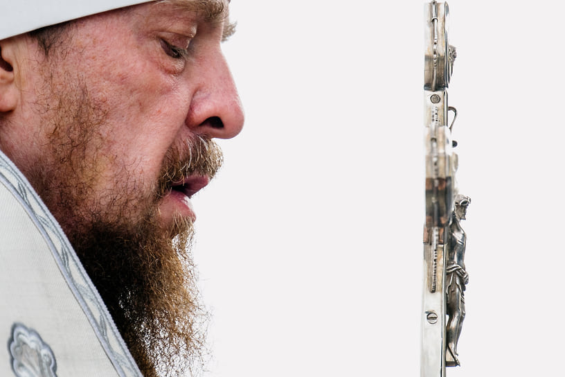 Митрополит Челябинский и Миасский Алексий освящает памятник в честь Собора Архистратига Михаила