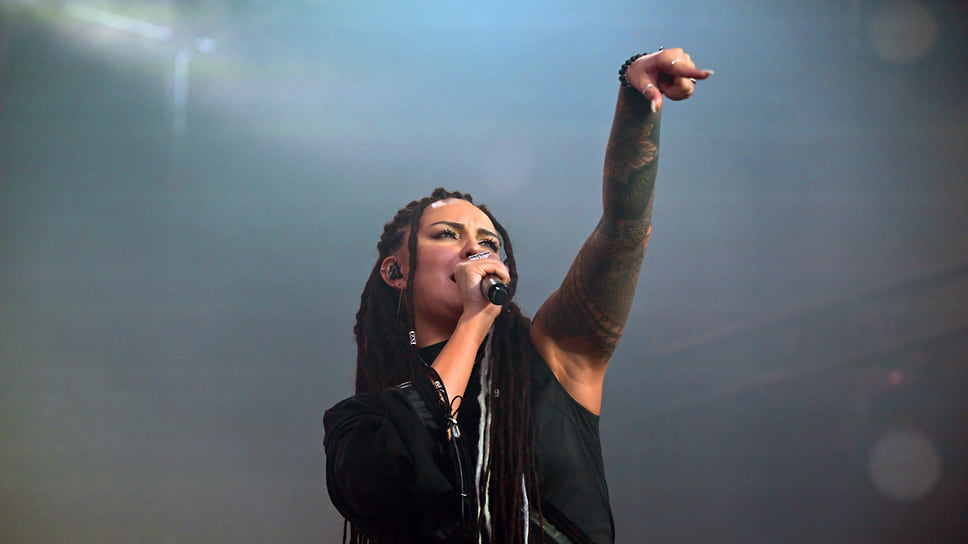 Вокалистка группы Drummatix Катя Бардыш 