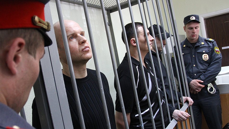 Павел Федулев (слева) из-за оружия проведет в колонии на три года больше   