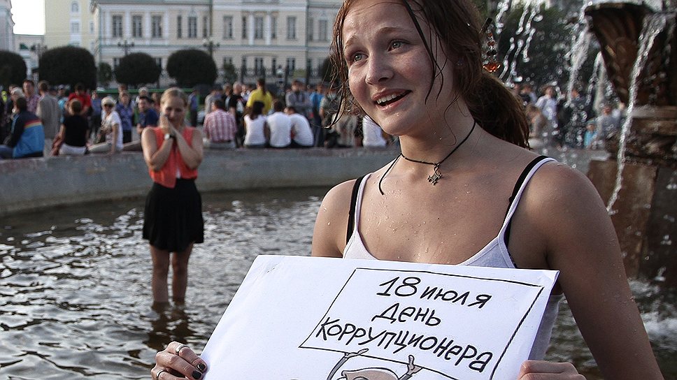 Сторонники Алексея Навального в Екатеринбурге посчитали, что молчаливый протест эффективнее шумных акций                    
