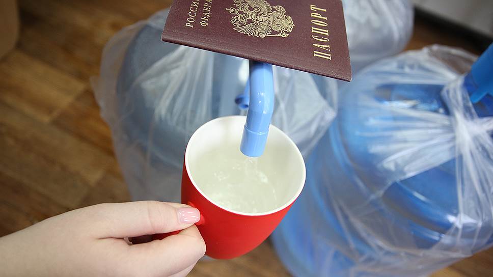 Как власти Североуральска организовали выдачу жителям питьевой воды по паспортам