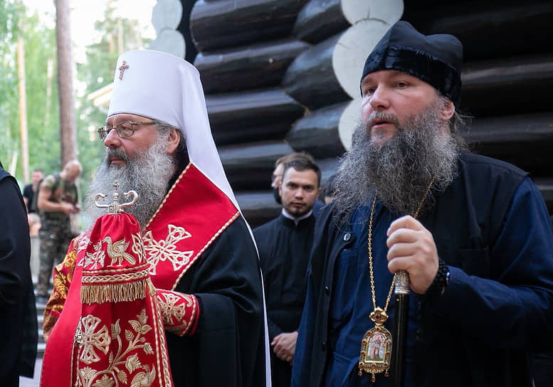 Митрополит Кирилл (слева) передает Екатеринбургскую епархию епископу Евгению (справа)
