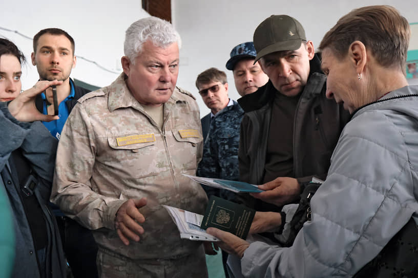 Министр общественной безопасности Свердловской области Александр Кудрявцев (в центре) и губернатор Свердловской области Евгений Куйвашев (второй справа) во время общения с жителями поселка