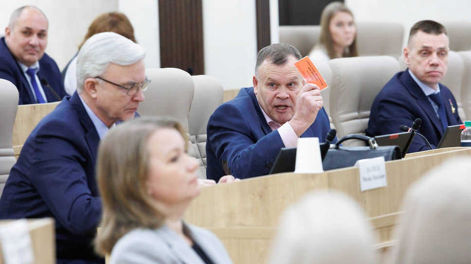Депутат Владимир Крицкий (в центре) поддержал отчет мэра, отметив высокие показатели в сложный год