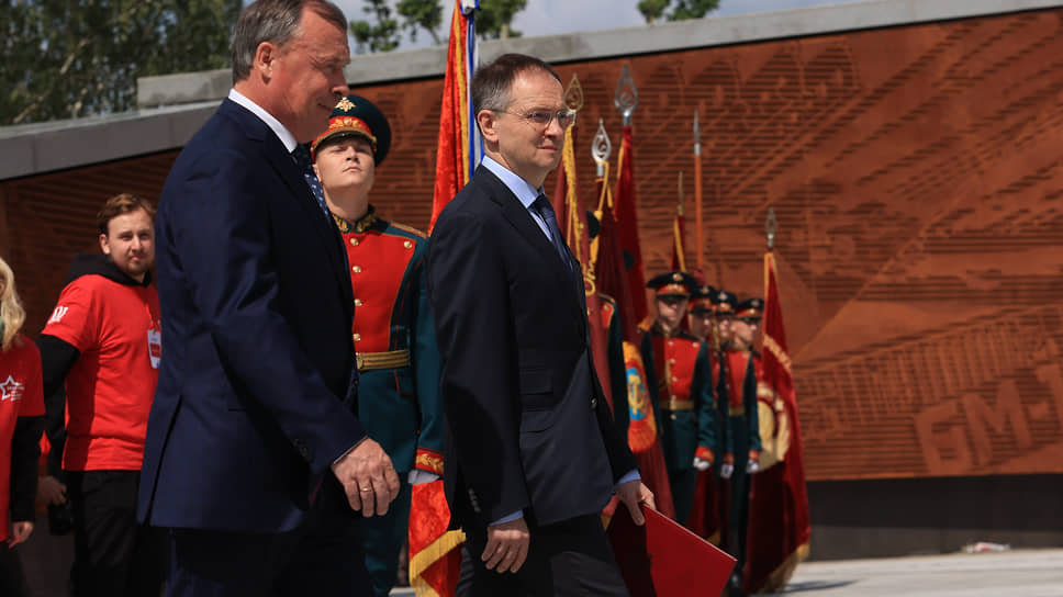 Мэр Екатеринбурга Алексей Орлов и помощник президента России Владимир Мединский во время церемонии