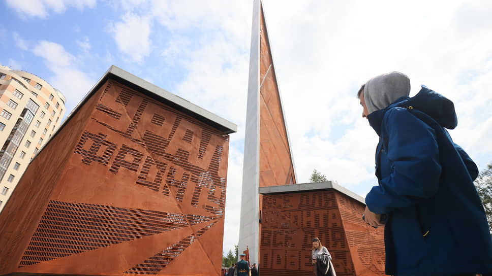 Высота стелы «Город трудовой доблести» — 42 метра как отсылка к 1942 году, когда была завершена эвакуация