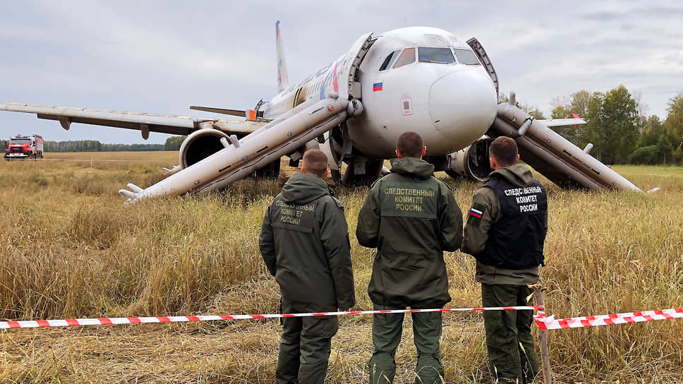 От экстренной посадки самолета в поле не пострадали ни люди, ни транспорт