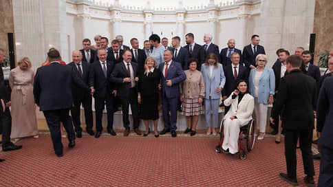 Депутатам запретили ссориться // Новый состав думы Екатеринбурга получил мандаты в резиденции губернатора