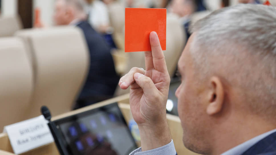 Депутаты думы Екатеринбурга согласились отложить вопрос об избрании спикера