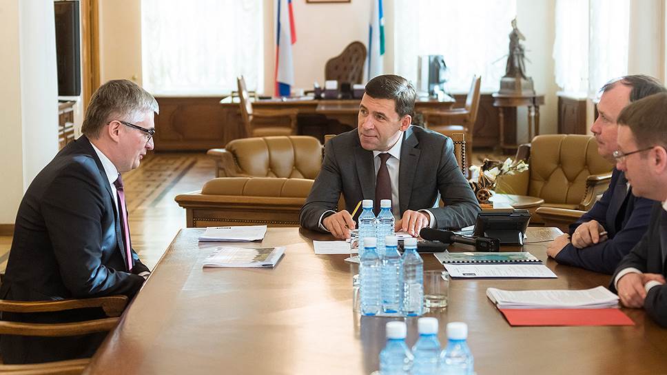 Губернатор Свердловской области Евгений Куйвашев (в центре) после собеседования принял решение о назначении на должность директора Шарташского лесопарка Артура Зиганшина (слева).