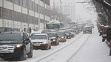 На дорогах Екатеринбурга возникли пробки из-за сильного снегопада