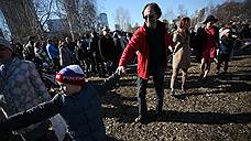 Около 2-3 тысяч человек «обняли» сквер в Екатеринбурге