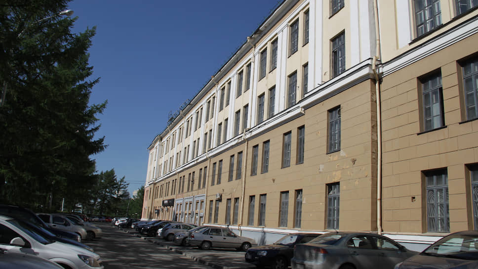 Здание Уральского приборостроительного завода в Екатеринбурге
