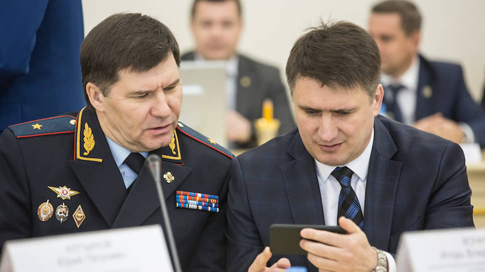 Глава УФСБ по Тюменской области Игорь Кочнев (справа)
