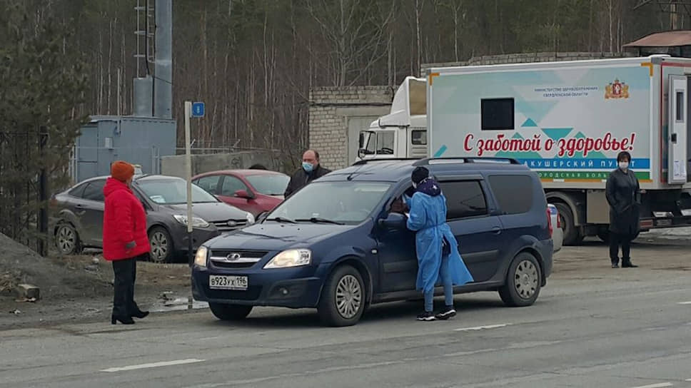 На трассе Екатеринбург-Серов установили передвижной фельдшерско-акушерский пункт, сотрудники которого проверяют всех въезжающих в Серов 