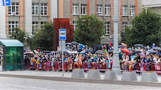 Посмотреть парад Победы в центр города съехались десятки екатеринбуржцев