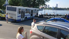 В центре Екатеринбурга пассажирский автобус вылетел на Плотинку