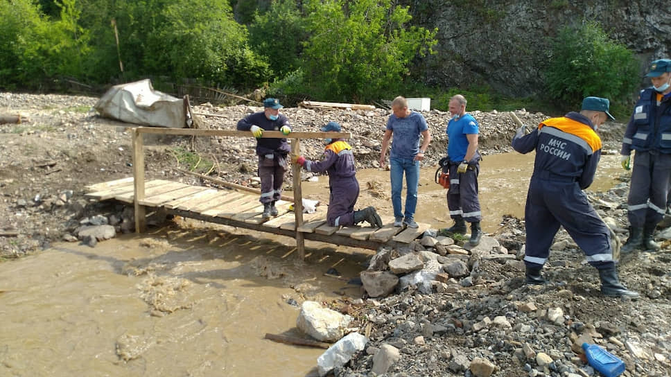 Аварийно-восстановительные работы в Нижних Сергах (Свердловская область) после паводка
