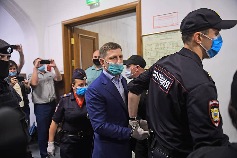 Губернатор Хабаровского края Сергей Фургал (в центре) перед началом заседания Басманного районного суда.
