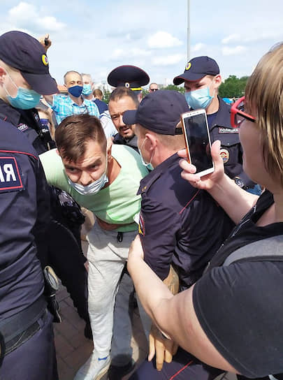 Задержание участника акции в поддержку жителей Хабаровска Дениса Гауэрта в Екатеринбурге
