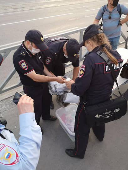 Полиция Екатеринбурга забирает подписные листы за возвращение прямых выборов мэра