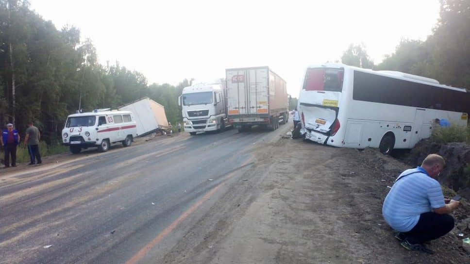 В Курганской области столкнулись автобус, следующий по маршруту «Тюмень-Крым», и грузовик, груженый зерном