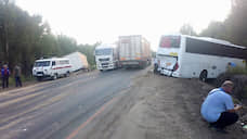 Следовавший из Тюмени в Крым автобус врезался в грузовик с зерном