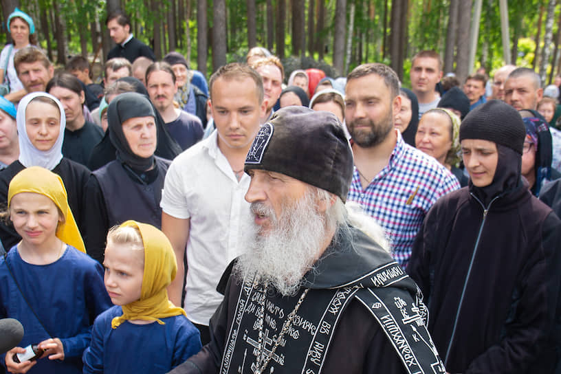  Схимонах Сергий (в центре) среди верующих