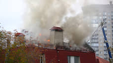 В Екатеринбурге на ВИЗе загорелась кровля здания с офисами надзорных ведомств
