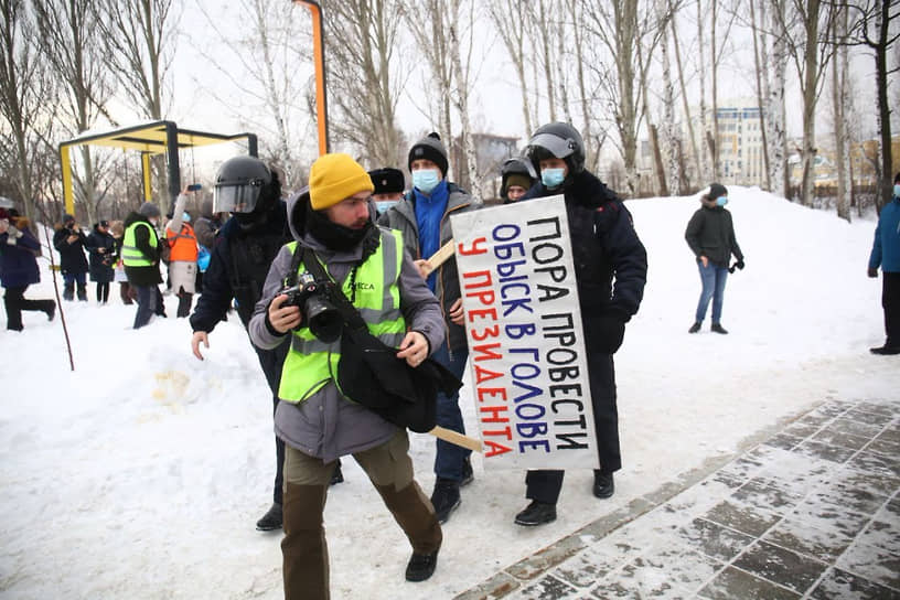 Несанкционированный митинг в поддержку Алексея Навального в Екатеринбурге. Задержание мужчины с плакатом &quot;Пора провести обыск в голове у президента&quot;