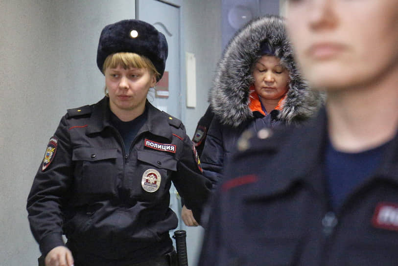 Обвиняемая в убийстве несовершеннолетнего Земфира Гайнуллина (вторая слева)