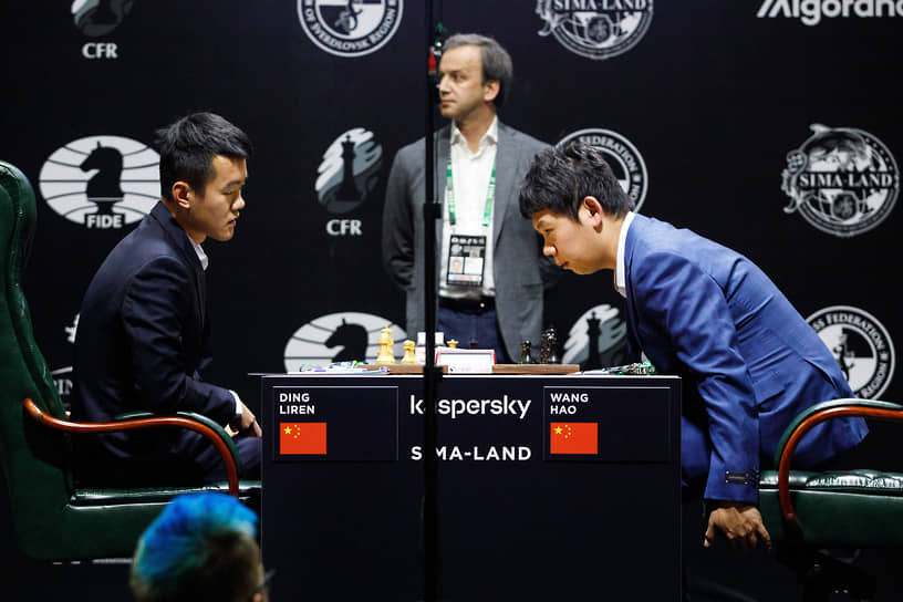Китайские гроссмейстеры Динг Лирен (слева) и Ван Хао (справа)