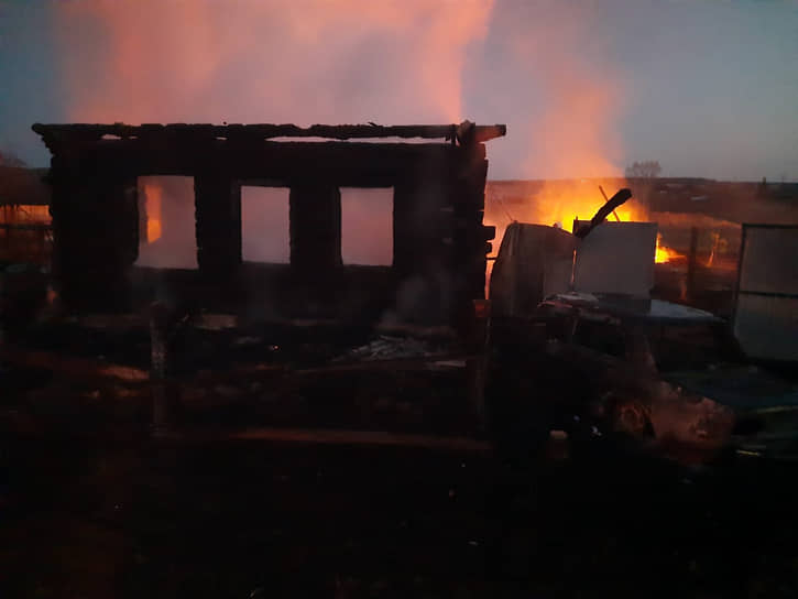 Пожар в частном доме в Свердловской области, в котором погибли четверо детей

