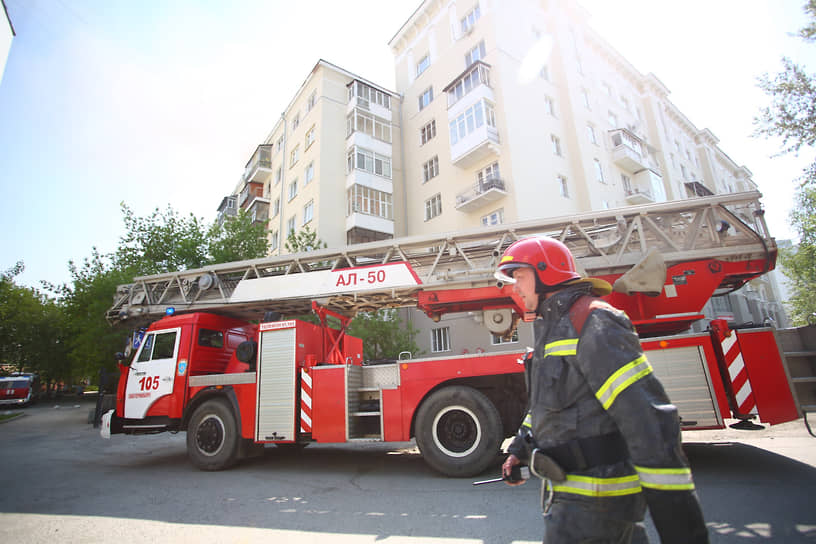 Тушение пожара в доме на улице Шейнкмана, 19 в Екатеринбурге. Сотрудник МЧС
