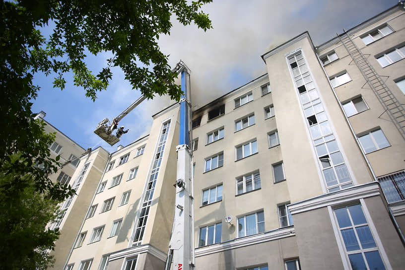 Пожар на крыше дома на улице Шейнкмана, 19 в Екатеринбурге
