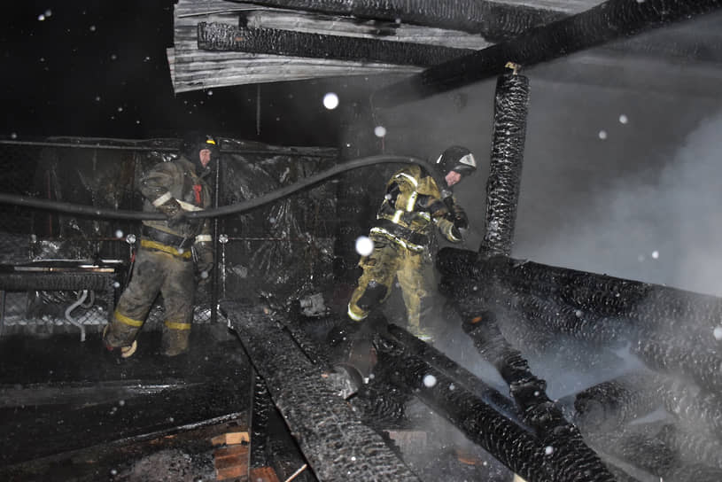 Тушение пожара в частном доме престарелых в Тюменской области, где погибли семь человек
