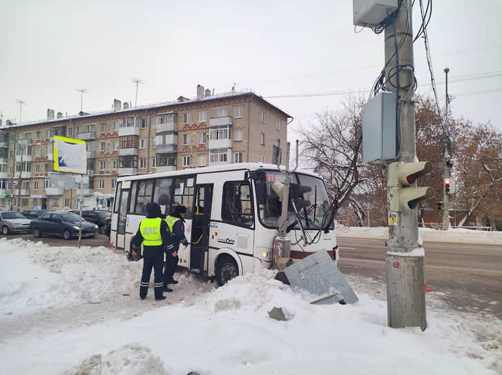 Десять человек пострадали в ДТП с автобусом в Каменске-Уральском
