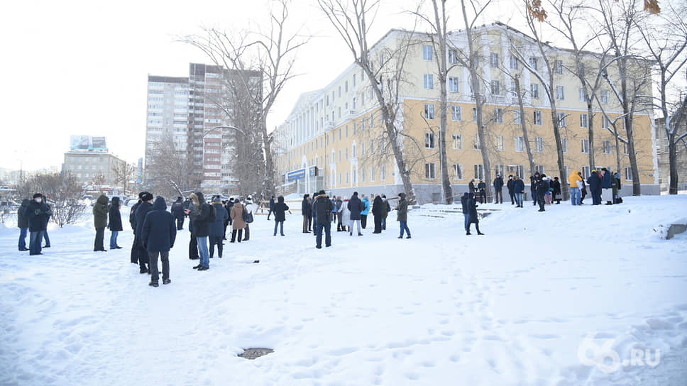 Пикет «За мир и дружбу народов» в Екатеринбурге
