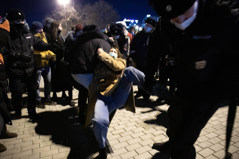 Екатеринбург. Задержание участницы несогласованной акции против специальной военной операции на Украине.

