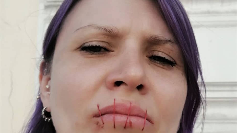 В Екатеринбурге задержали пикетчицу Надежду Сайфутдинову, когда она стояла с антивоенным плакатом и зашитым ртом
