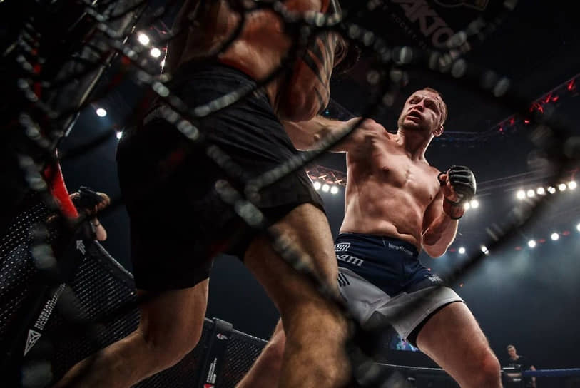 Экс-чемпион Bellator Александр Шлеменко (справа) проведет бой в Екатеринбурге

