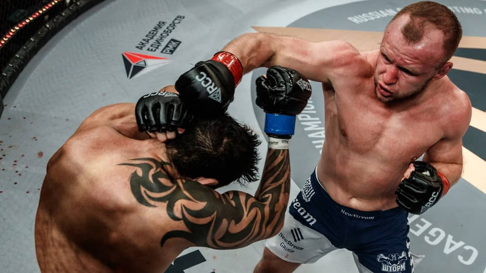 Экс-чемпион Bellator Александр Шлеменко (справа) проведет бой в Екатеринбурге
